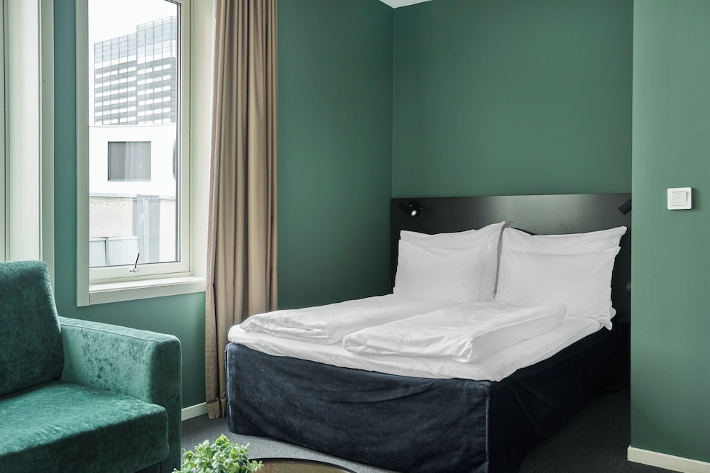 DELUXE, QUEEN BED, SOFA