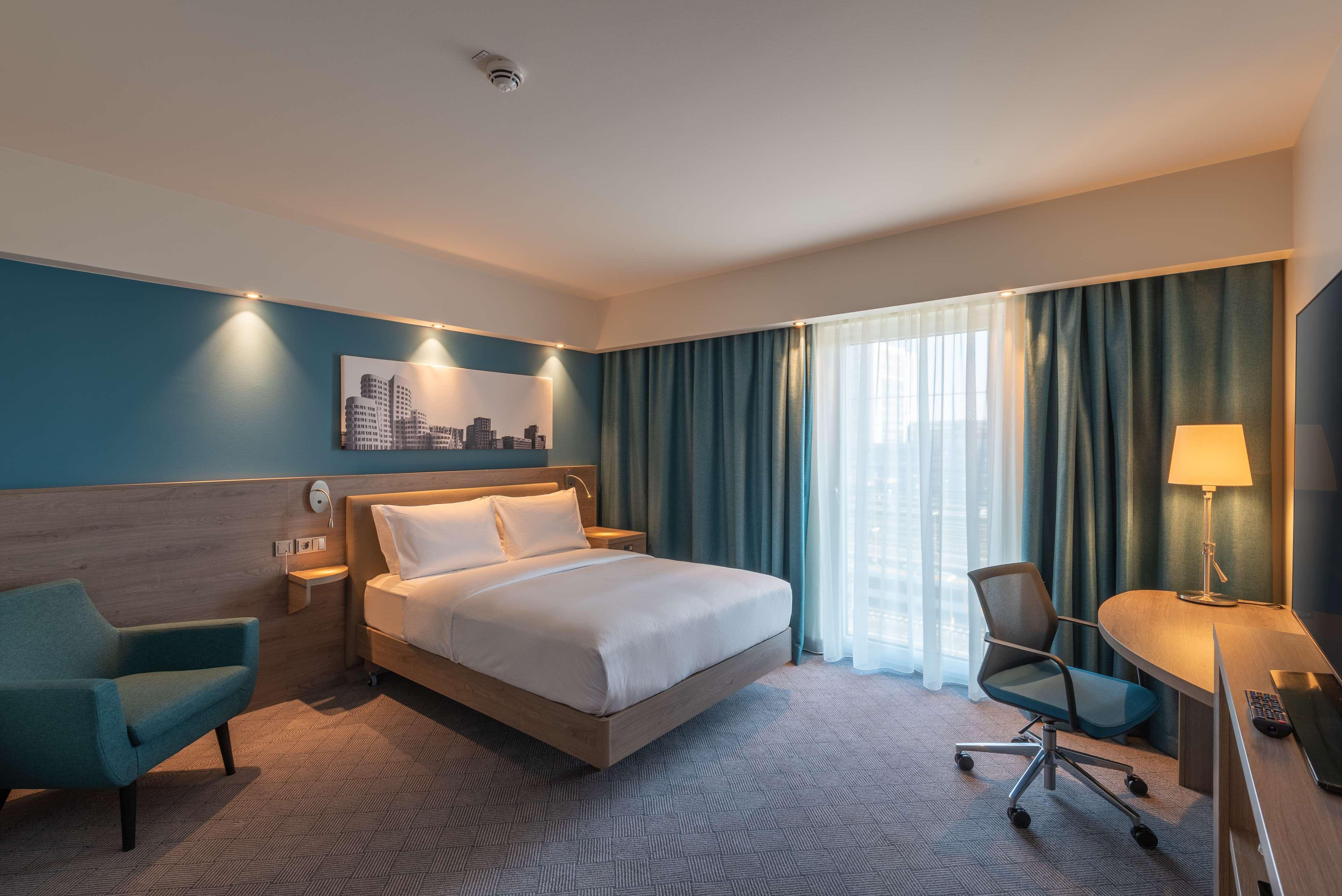 ROOM, QUEEN BED, SOFA