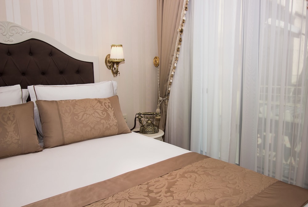 ISTANBUL TOWN HOTEL 11/62