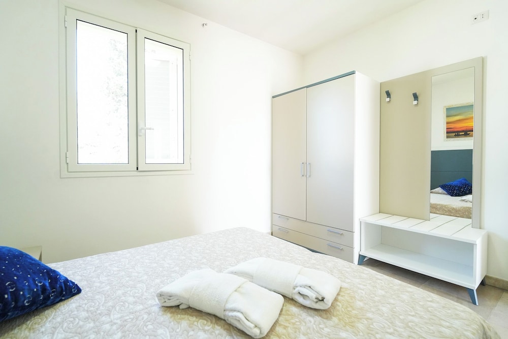جناح ديلوكس بثلاثة أسرّة وسرير كوين مع أريكة، Residence La Pineta - Campsite 3/10