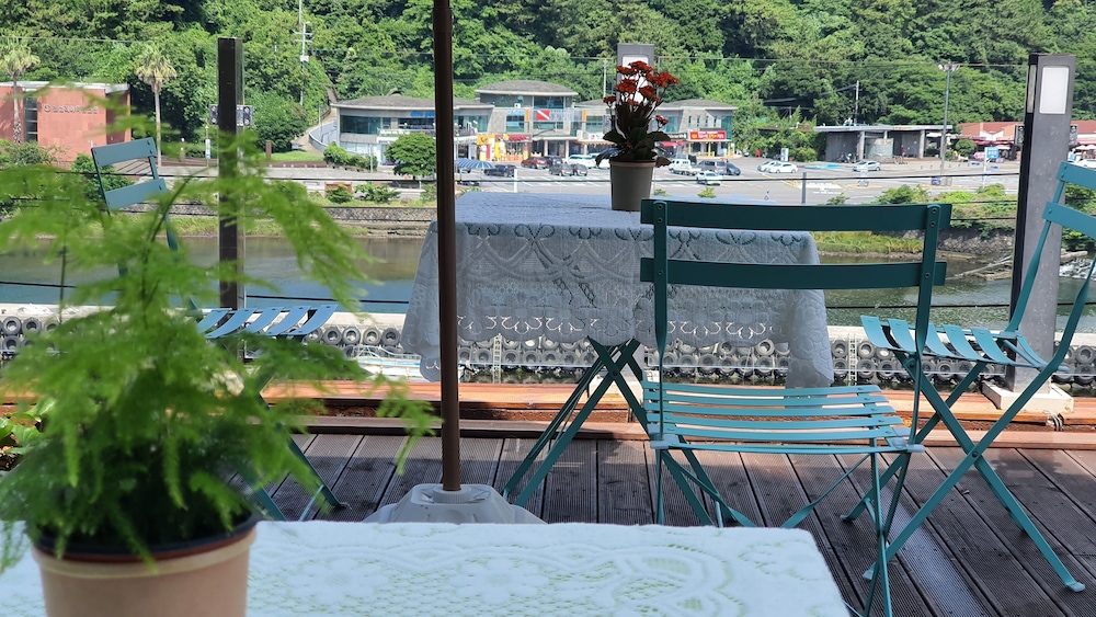 Cheonjiyeon Crystal Hotel 77/80