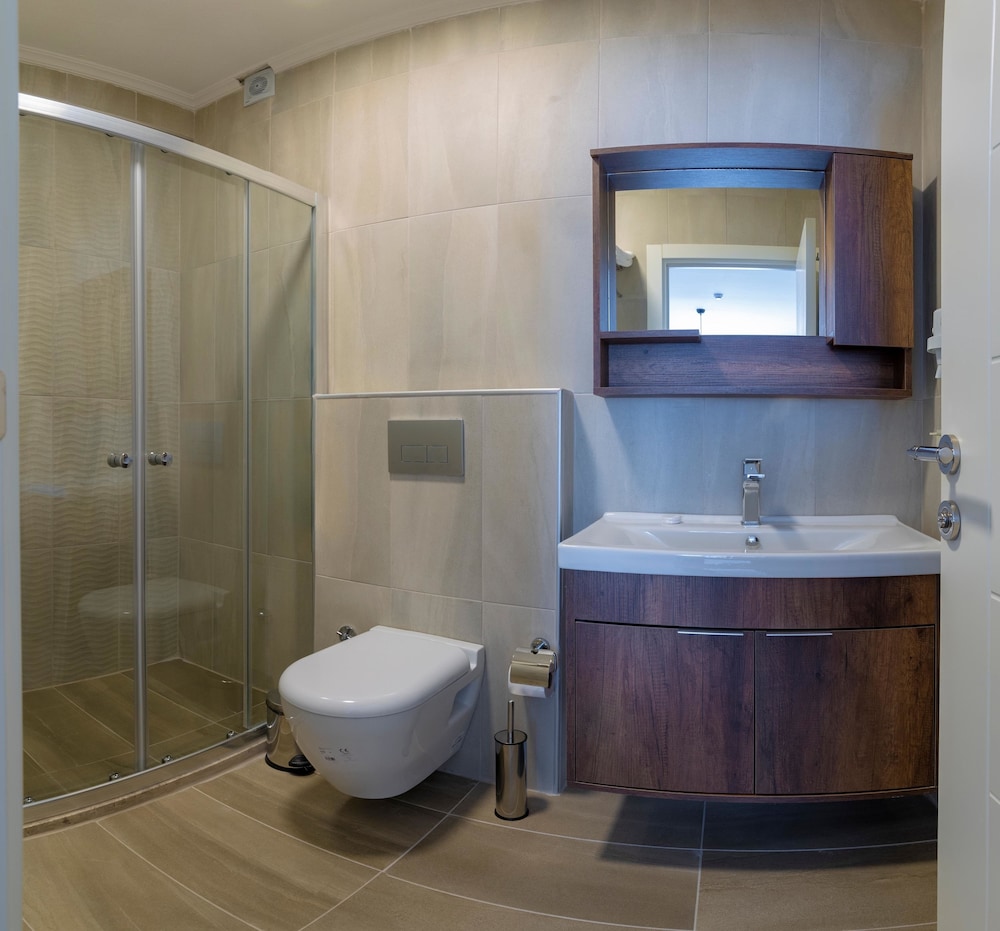 BASEMENT, SUITE