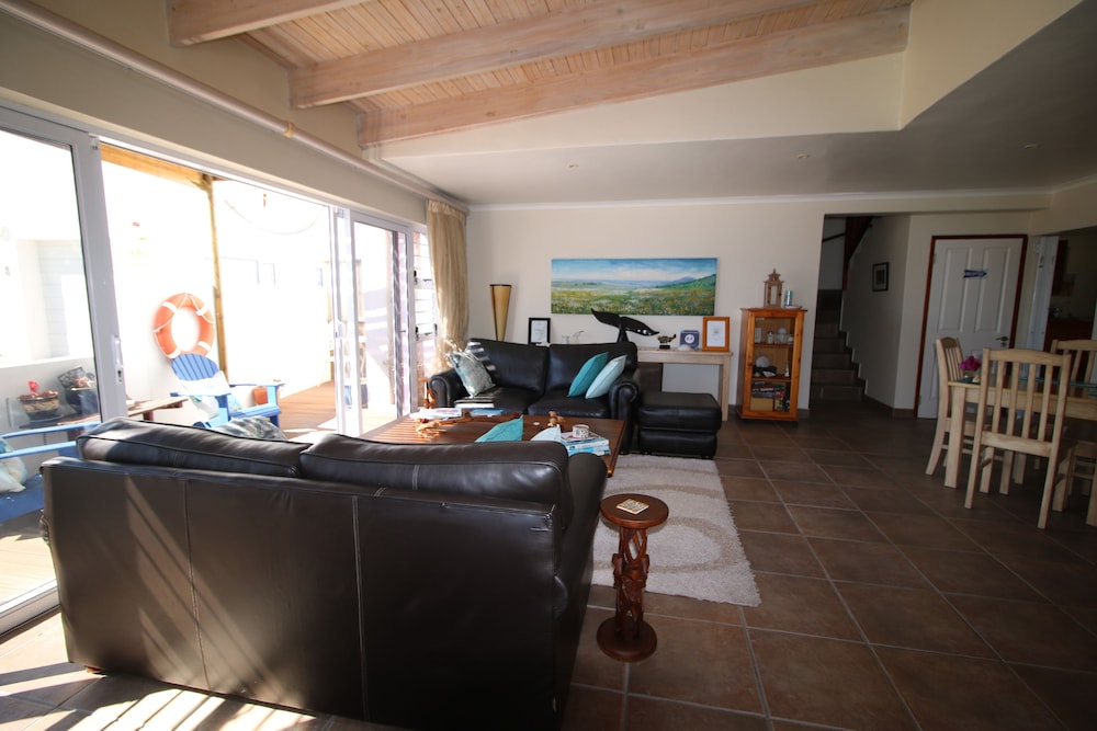 Baywatch Villa Guest House And Self Catering Accommodation 11/50