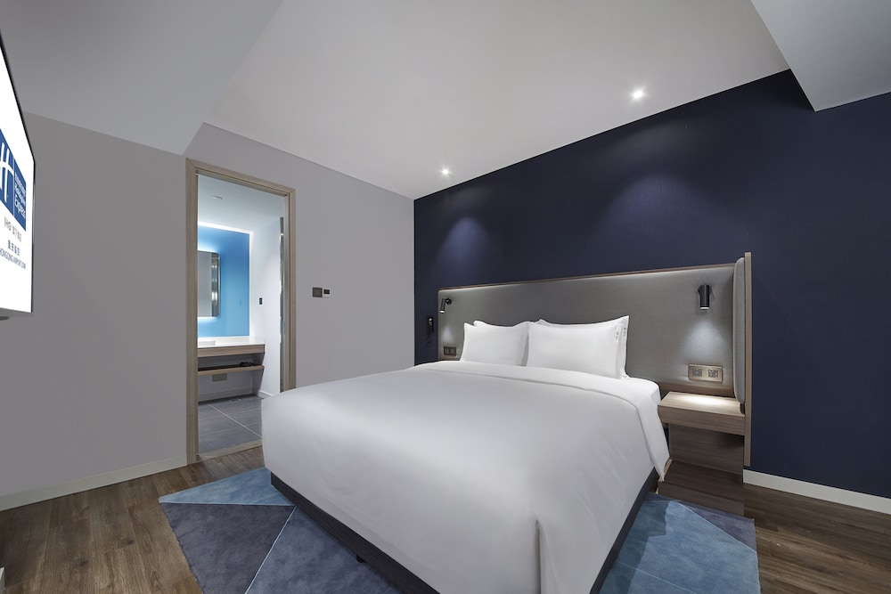 HOLIDAY INN EXPRESS Chongqing Airport Zone 6/24