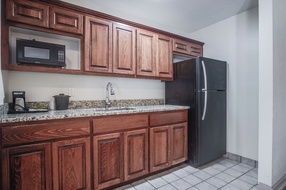 Cottonwood Suites Savannah Hotel and Conference Center 19/71
