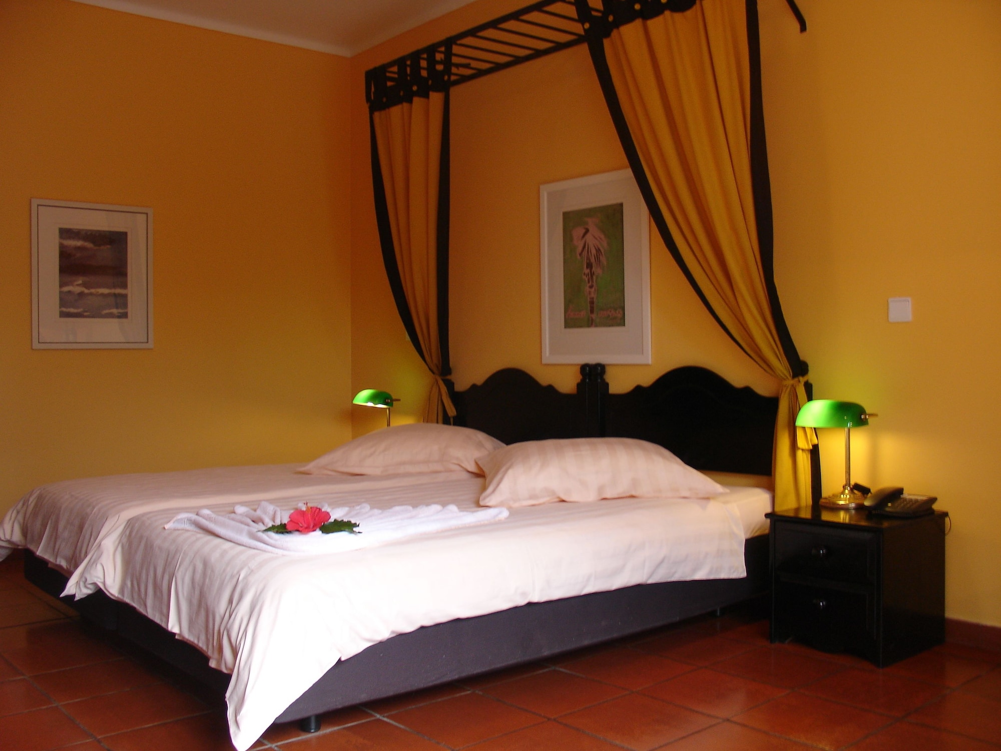 Basic, Twin Beds