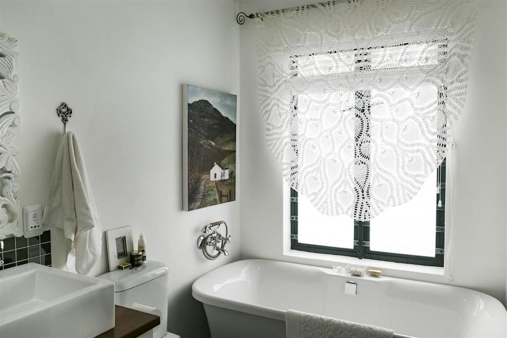 Narnia Guest House 39/41