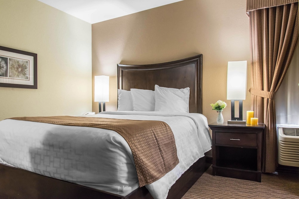 MainStay Suites Winnipeg Airport 13/39