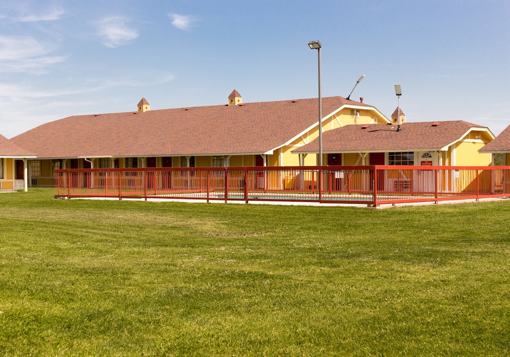 Econo Lodge Pryor 52/58