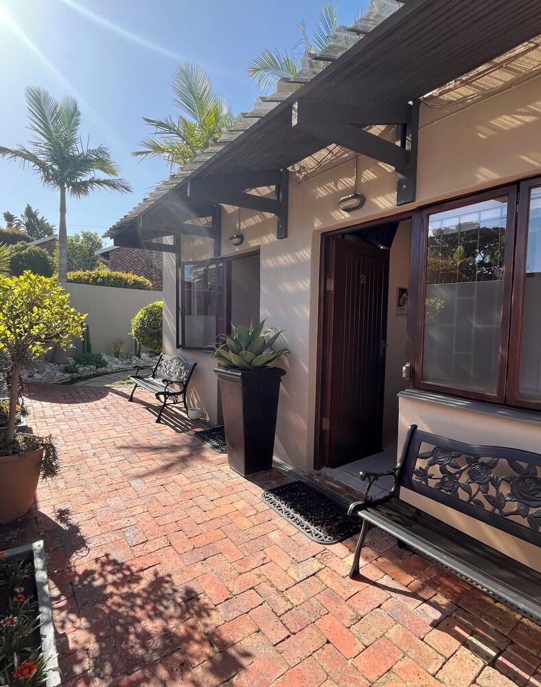 Dolphin Circle Bed and Breakfast 23/50