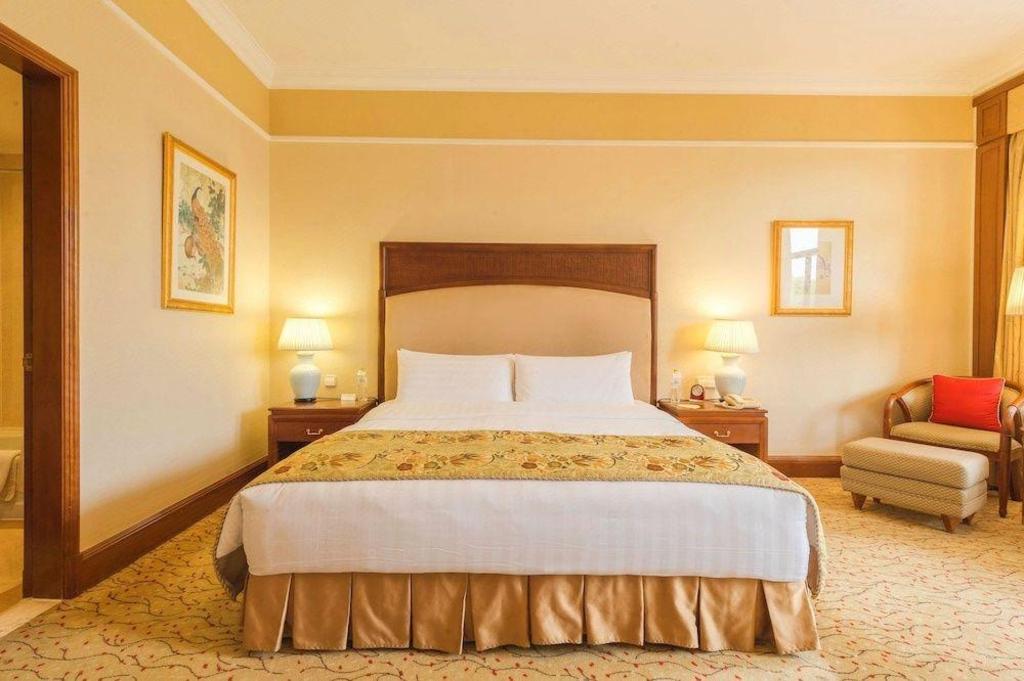 Room, King Bed, Mountain View, West Tower