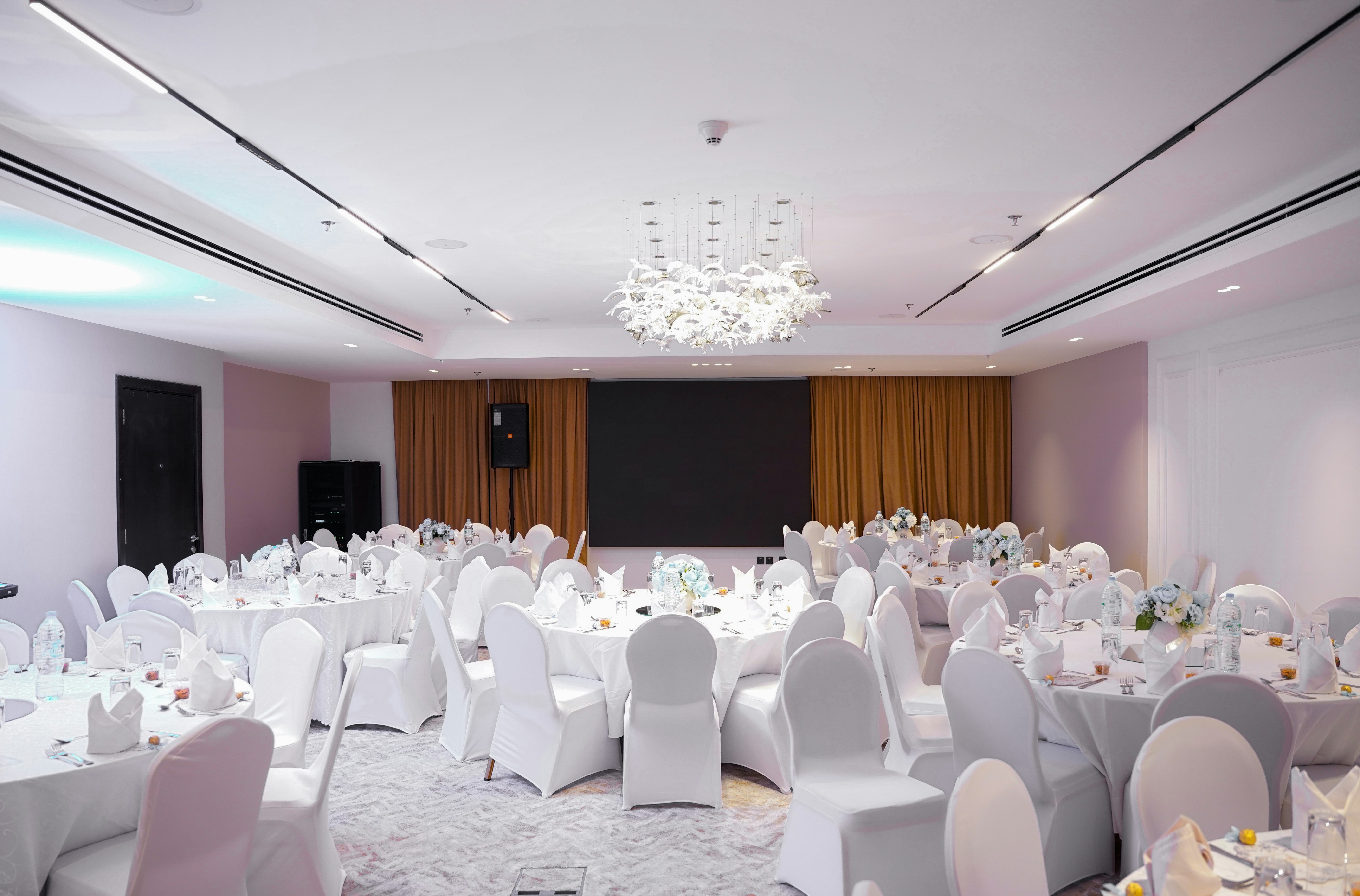 Copthorne Hotel Sharjah 72/85