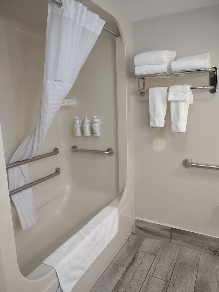 Baymont By Wyndham Flat Rock 47/49
