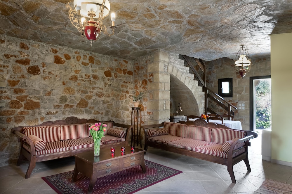 Klymeni Traditional Homes 2/50