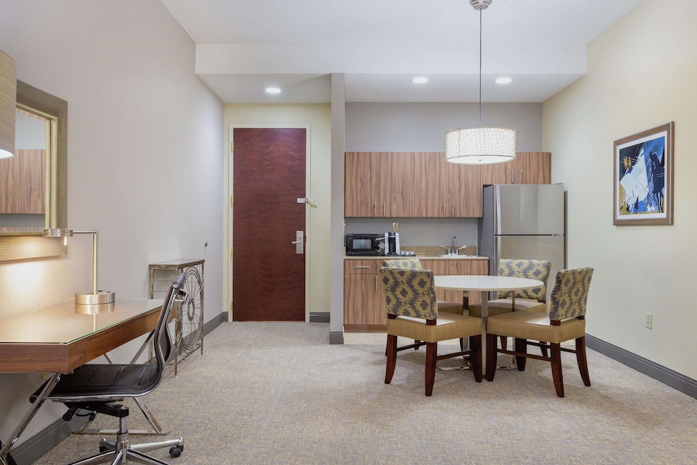 Hampton Inn and Suites Wellington 40/44