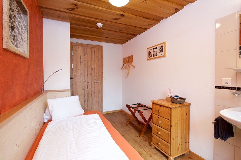 Hotel Bahnhof 16/50