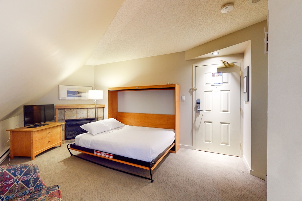 Studio, Murphy Bed