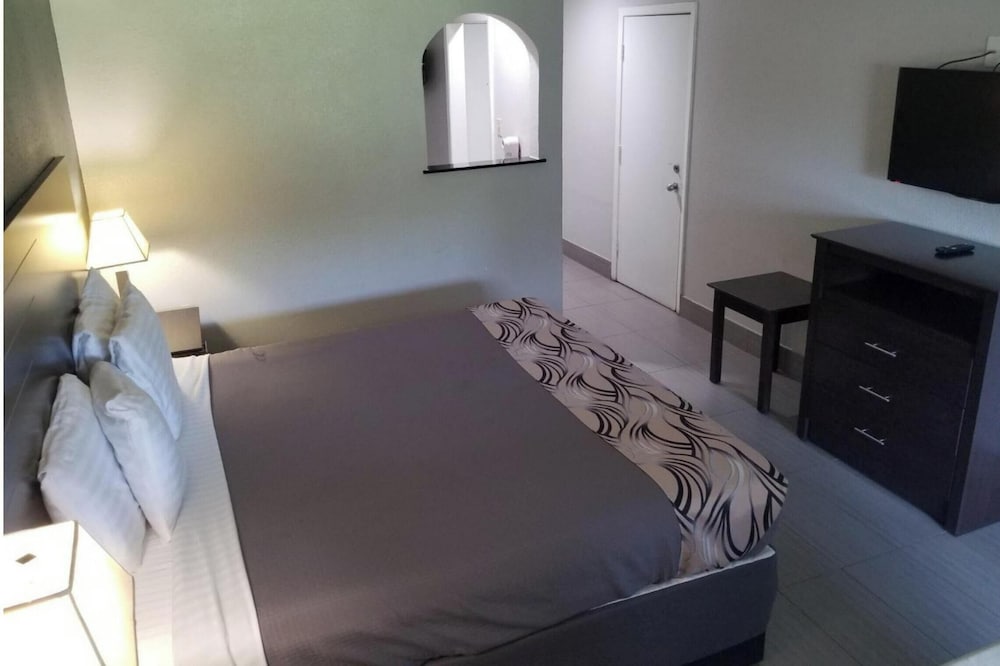 Regency Inn & Suites Houston East I 10 31/52