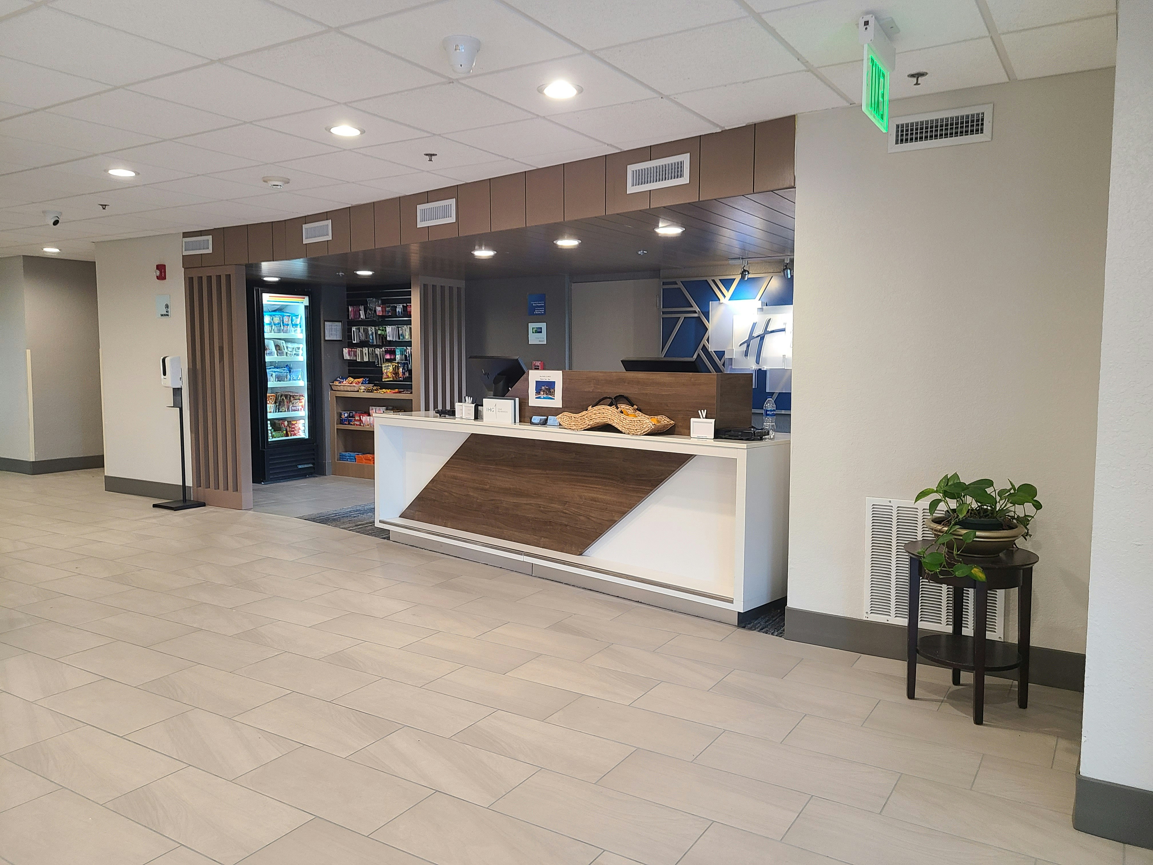 Holiday Inn Express Hotel Suites Ft Lauderdale N Exec Airport 12/76