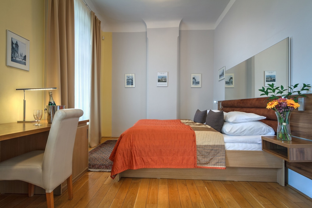 Monastery Hotel 37/89