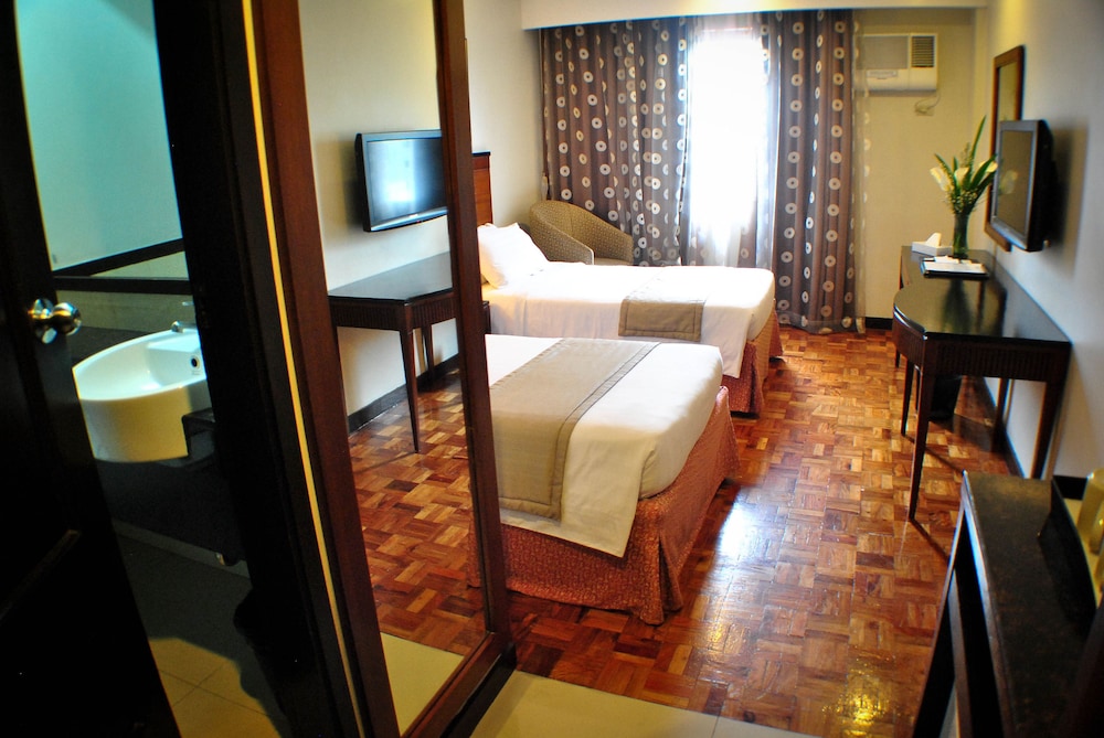 Fersal Hotel Neptune Makati 41/65