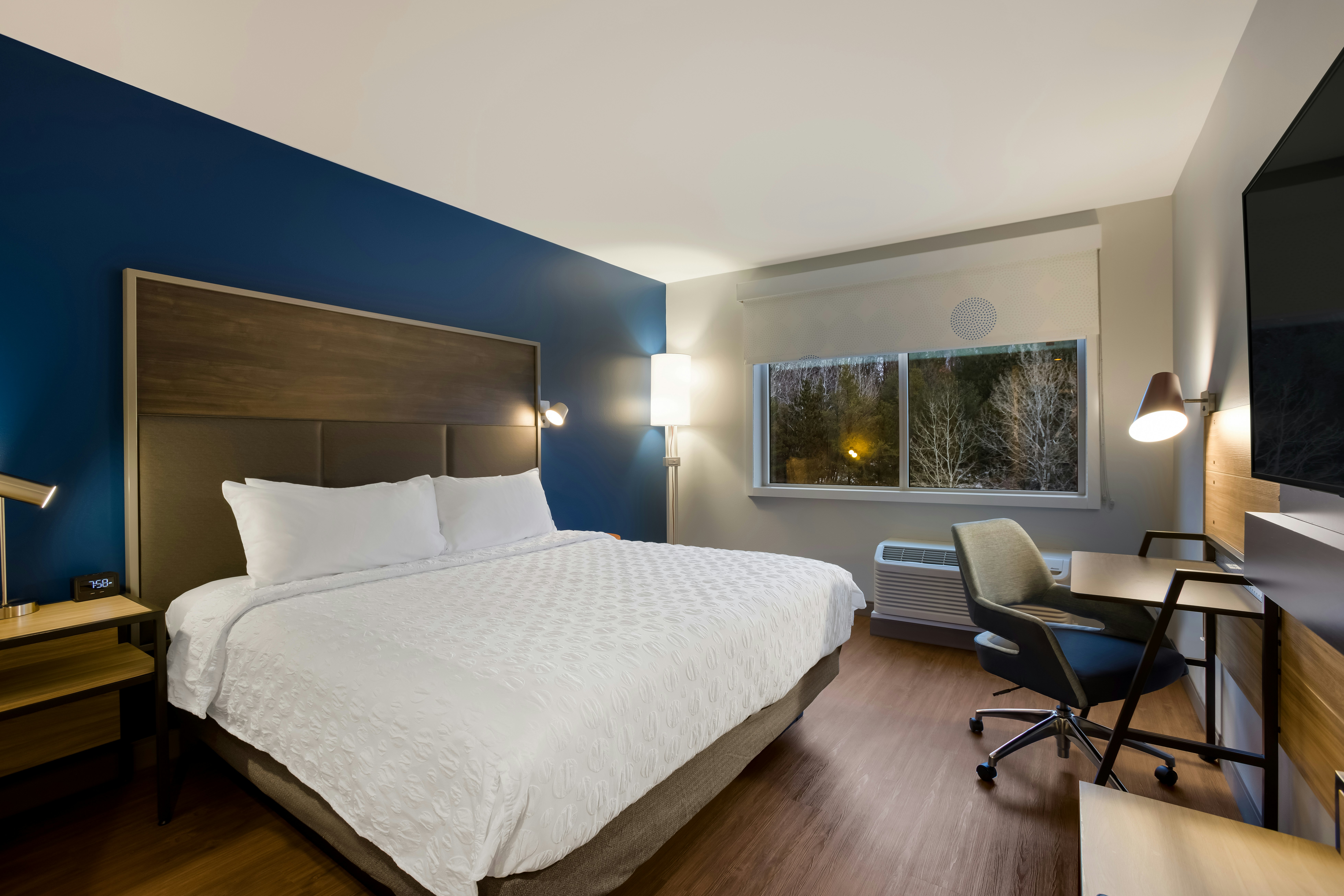 غرفة بسرير كينج، Tru by Hilton Traverse City 2/5