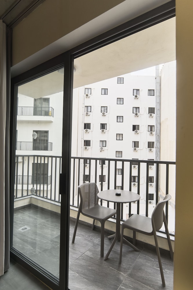 Mr. Todd Hotel 37/68