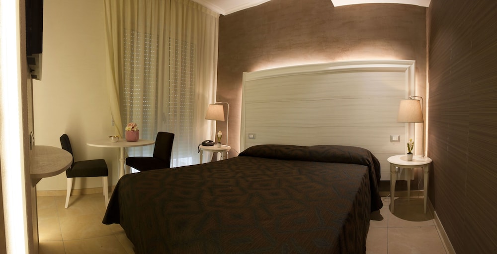 Hotel Fini 24/77