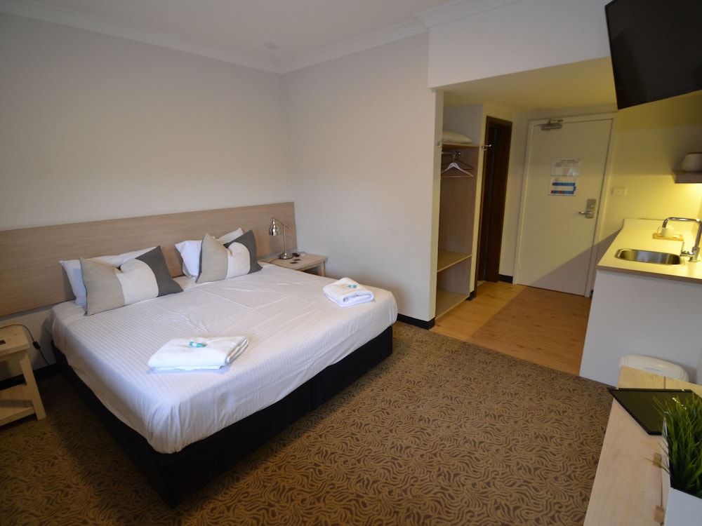Crossroads Hotel 5/51