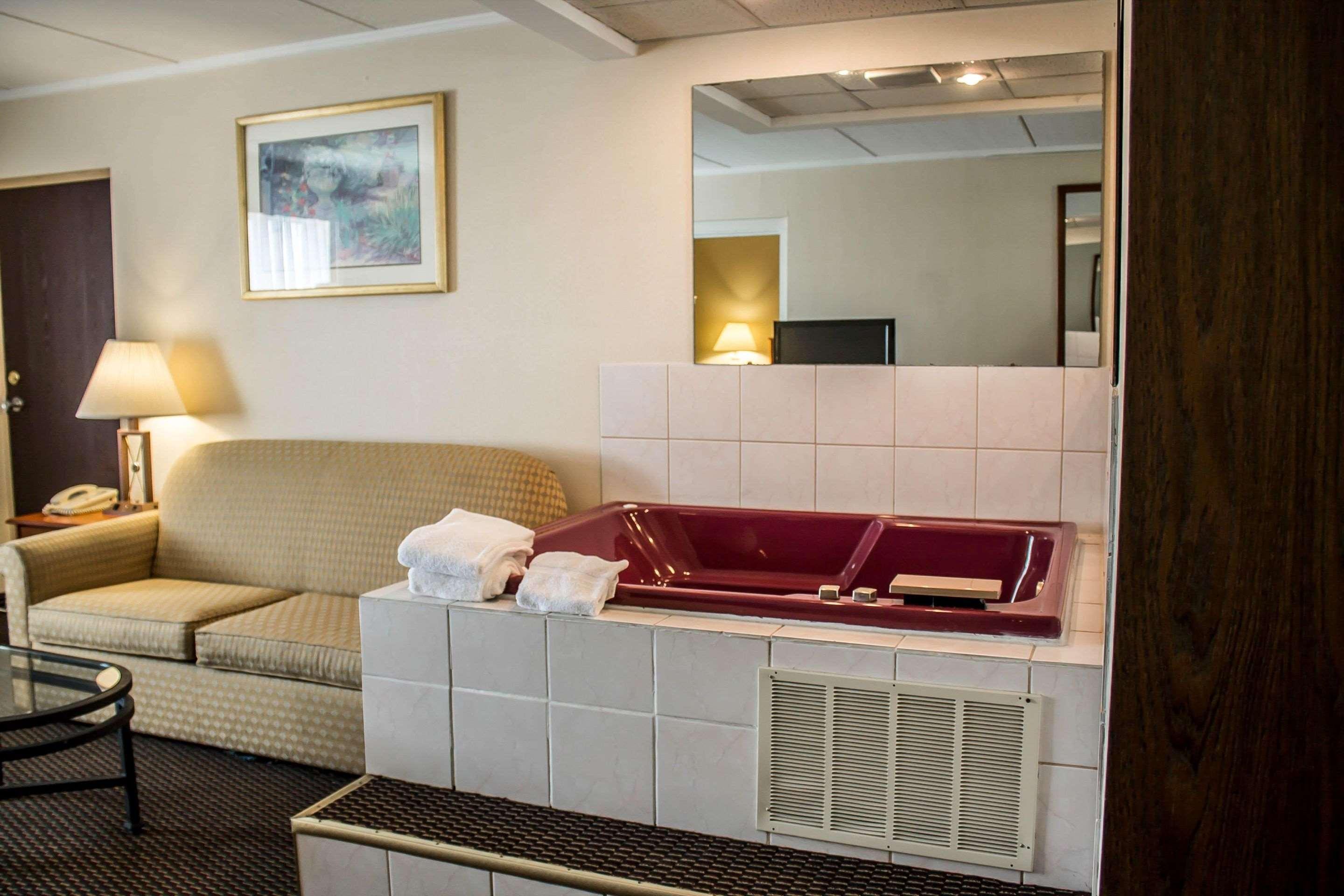 Rodeway Inn & Suites Youngstown 17/60