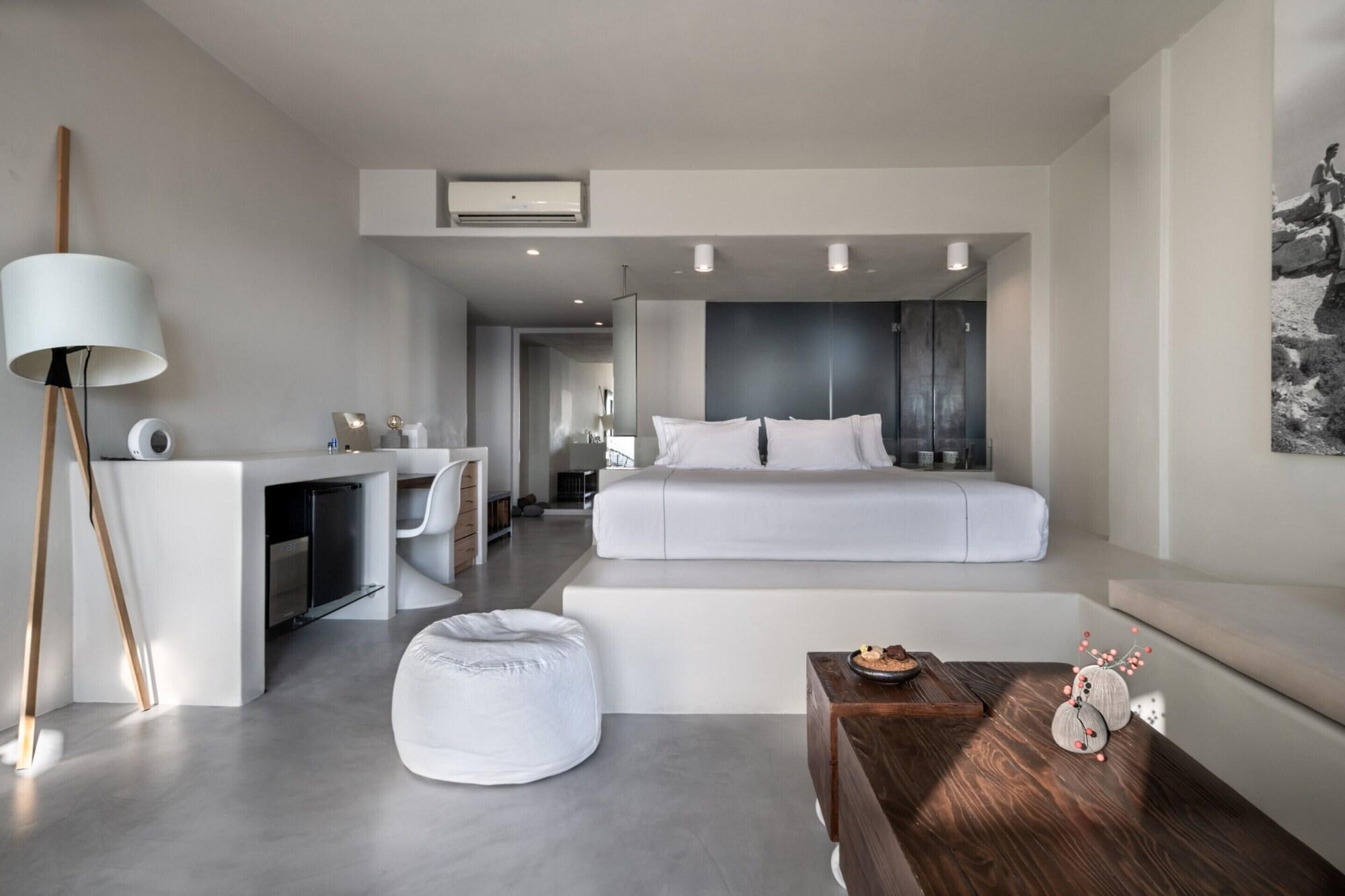 جناح سوبيريور بإطلالة على البحر بمسبح خاص، West East Suites - Adults Only 5/5