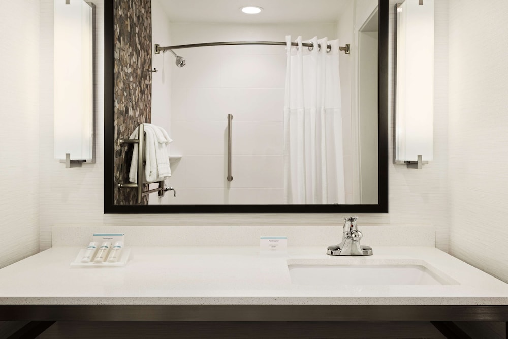 HILTON GARDEN INN CHARLOTTE SOUTHPARK 12/51