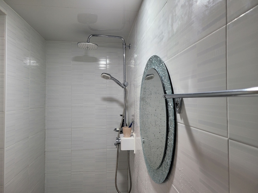 Vision Guest House 48/50