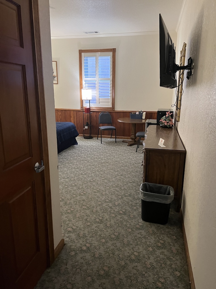 Delta Queen Lodge Bar Restaurant 42/50
