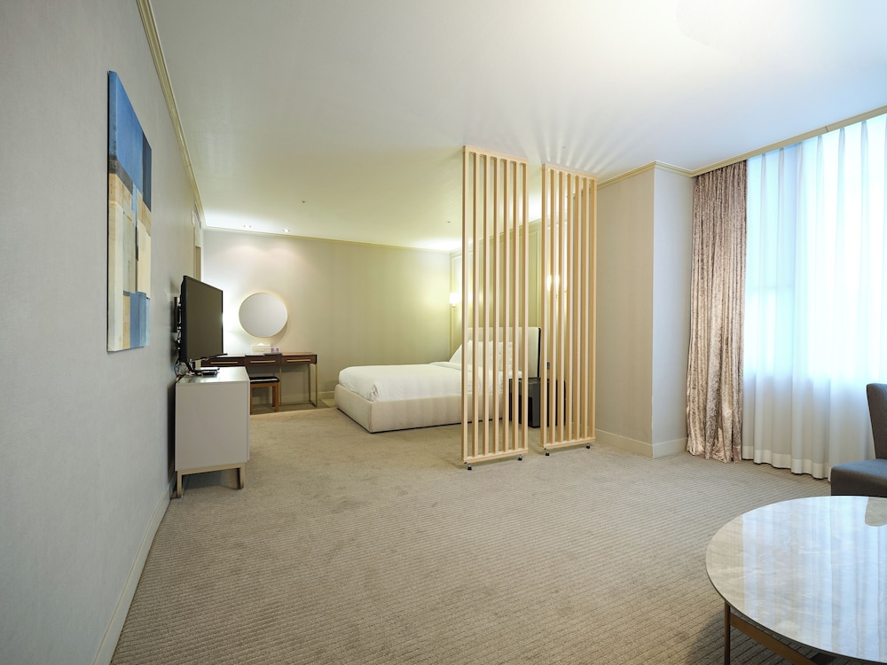 Queen Vell Hotel Wedding 41/63