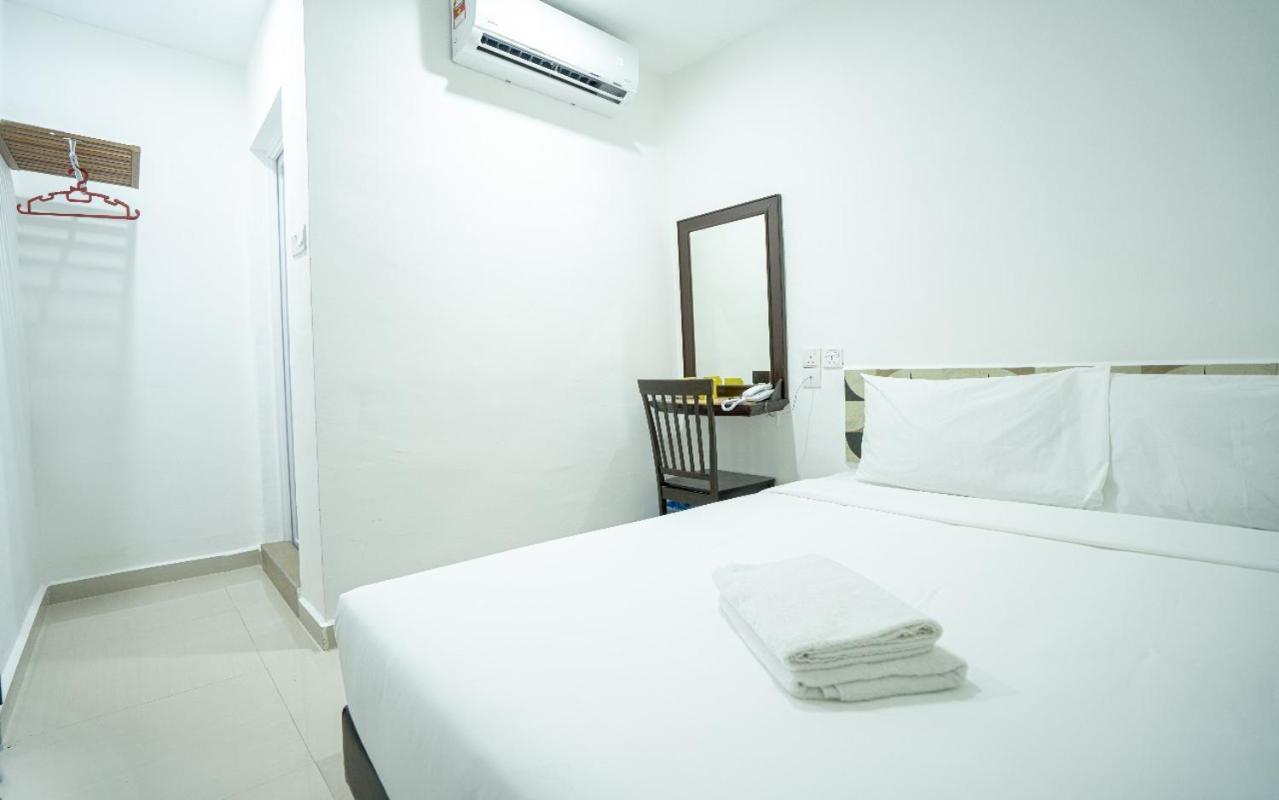 NIDA Rooms Butterworth Chain Ferry Classics 12/35