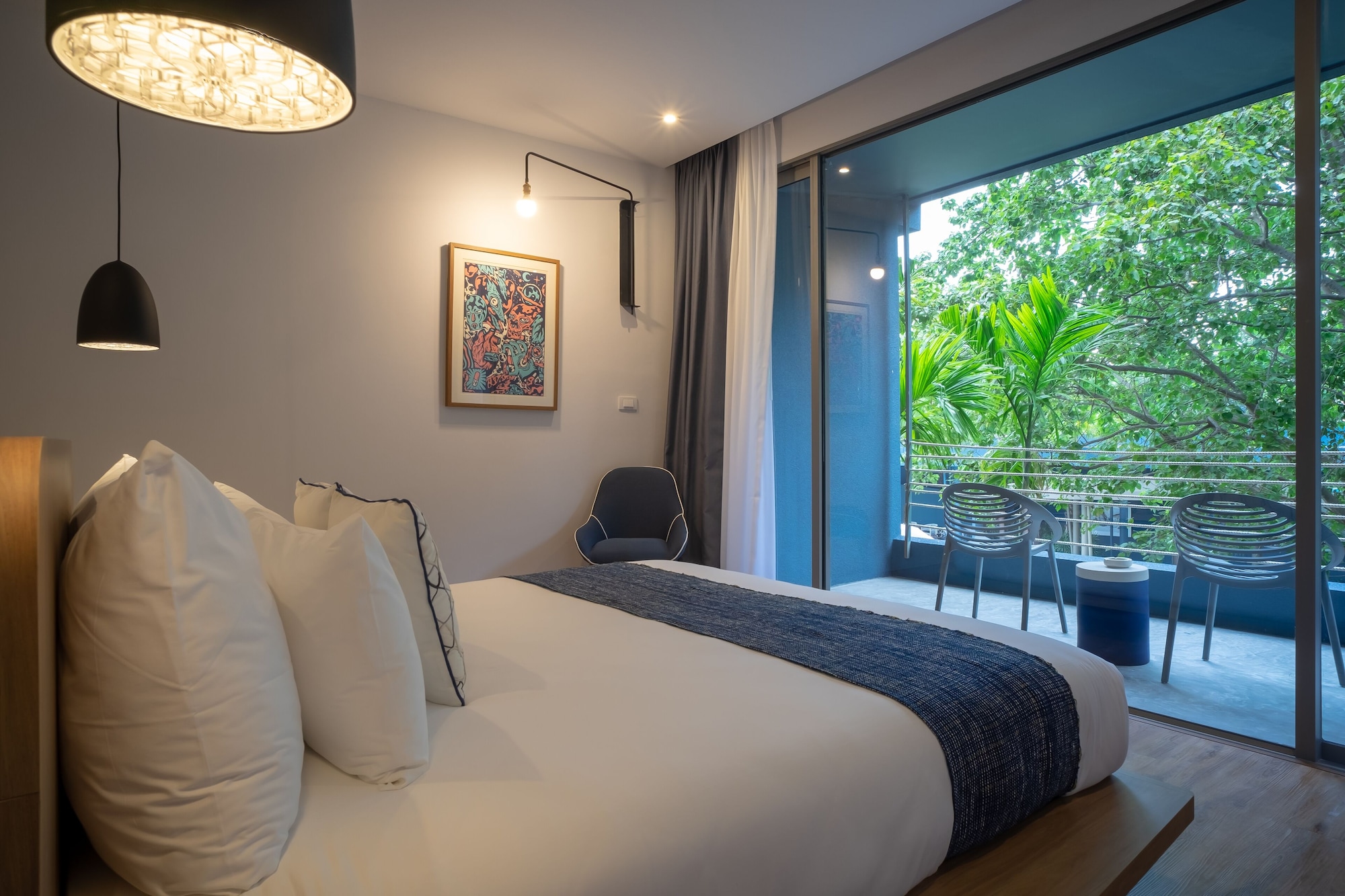 OPEN PLAN, DELUXE, KING BED, BALCONY, BATHTUB