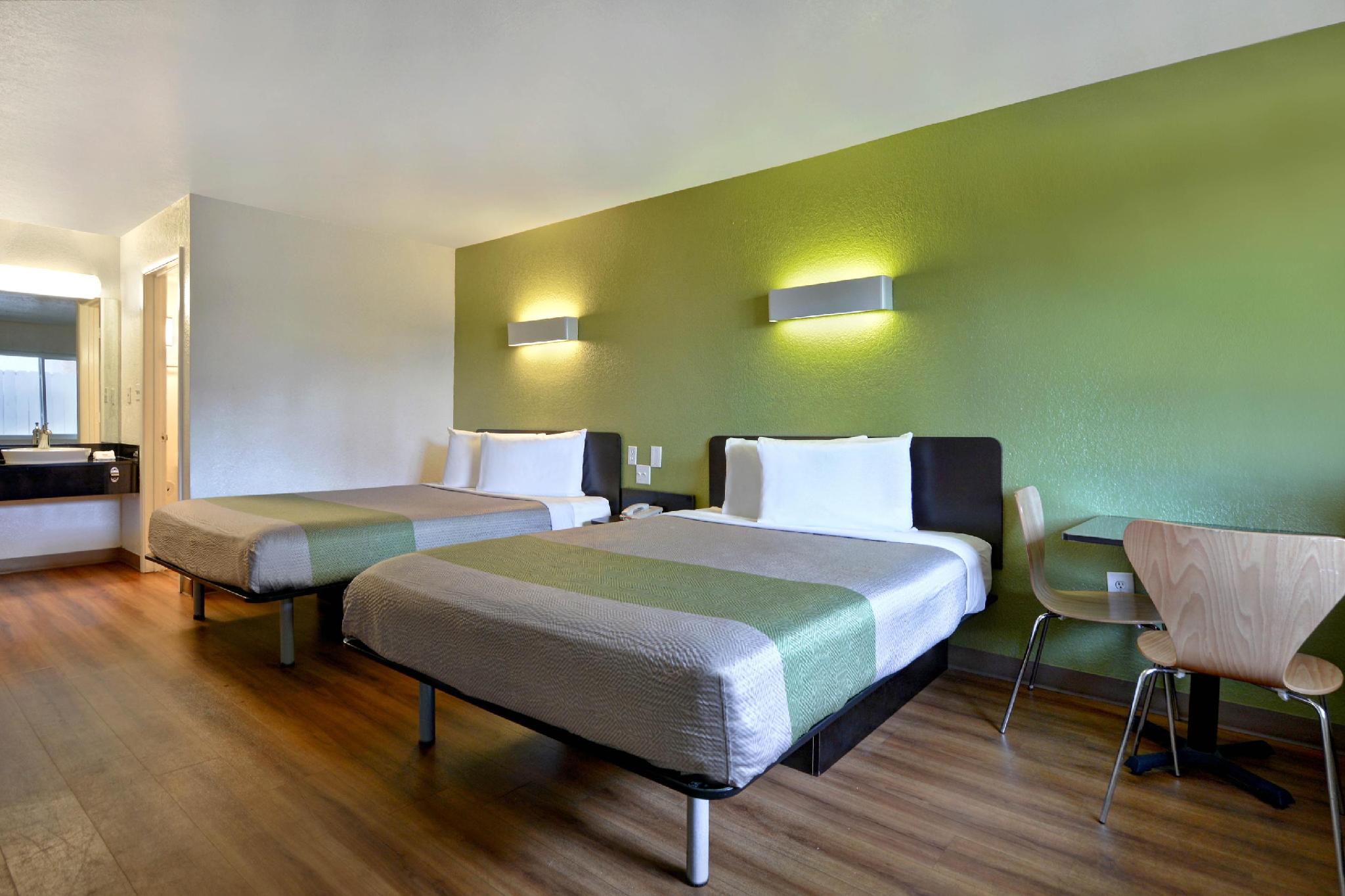 2 Queen Beds - ADA/RI Shower/Kitchen