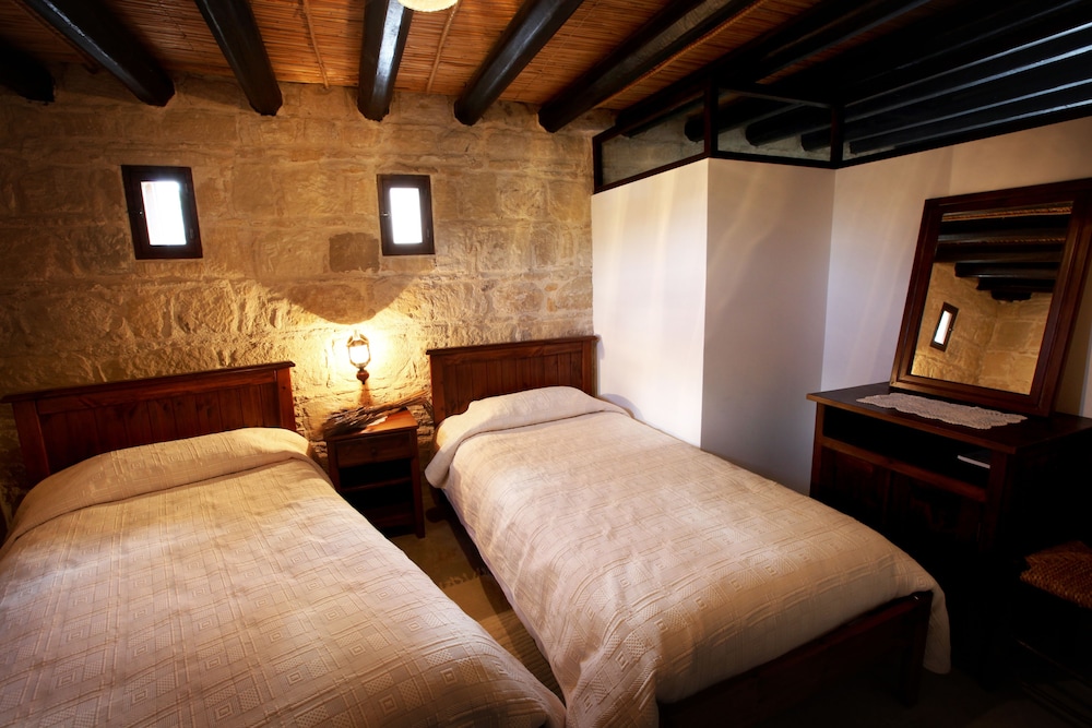 LEONIDAS VILLAGE HOUSES 8/45