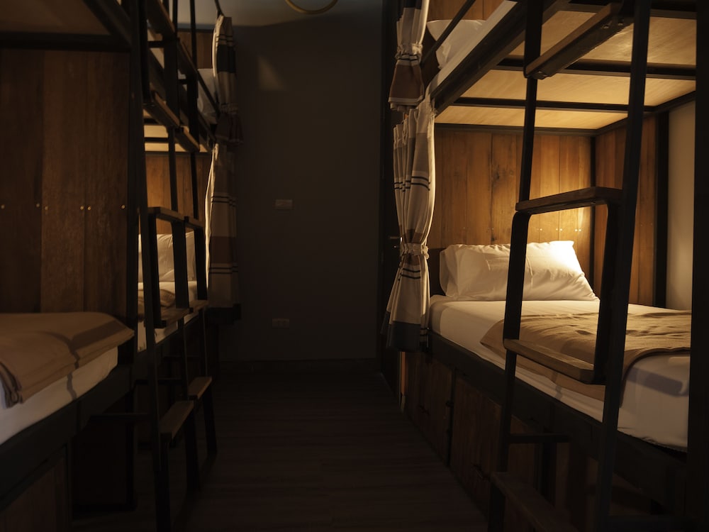 Whereder Poshtel 26/50