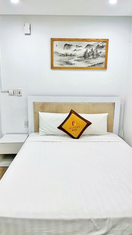 ROOM, QUEEN BED