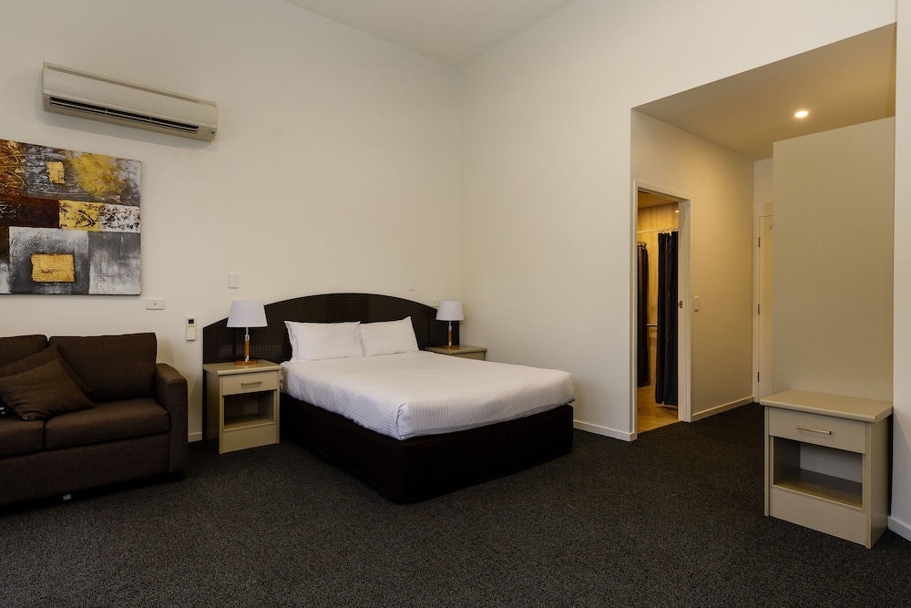 APARTMENT, QUEEN BED, SOFA
