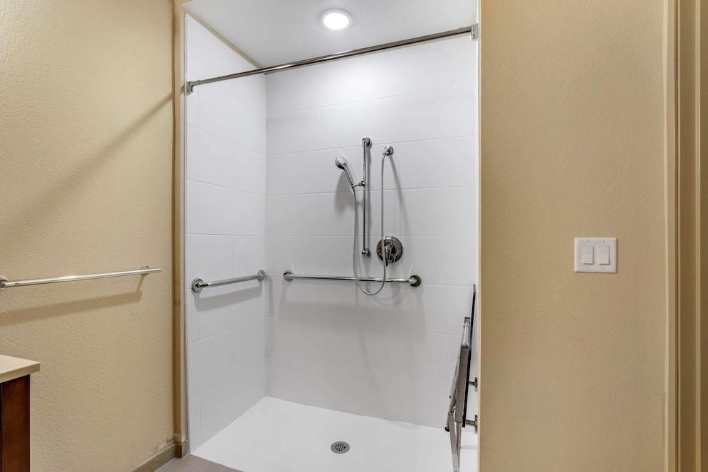 Comfort Inn & Suites Waller TX 13/36