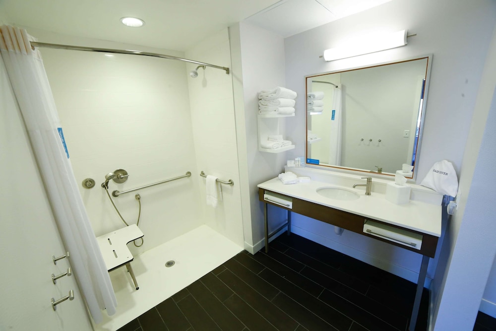 Hampton Inn Suites Forest City Nc 18/43