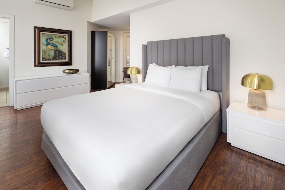 DELUXE, KING BED