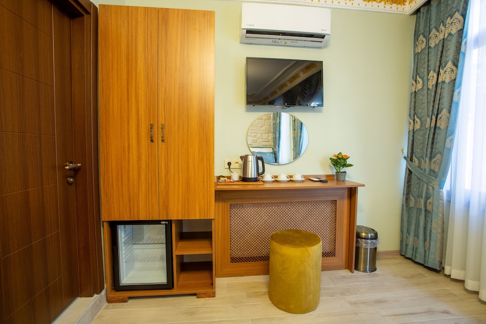 Sayina Hotel 8/50