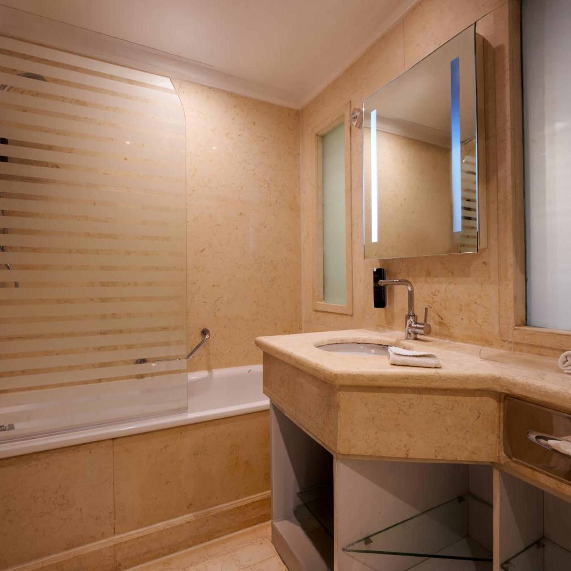 غرفة بسريرين منفصلين بإطلالة على المدينة، Steigenberger Resort Achti 3/3