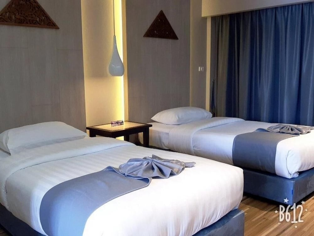 DELUXE, TWIN BEDS, LAKE VIEW, BALCONY