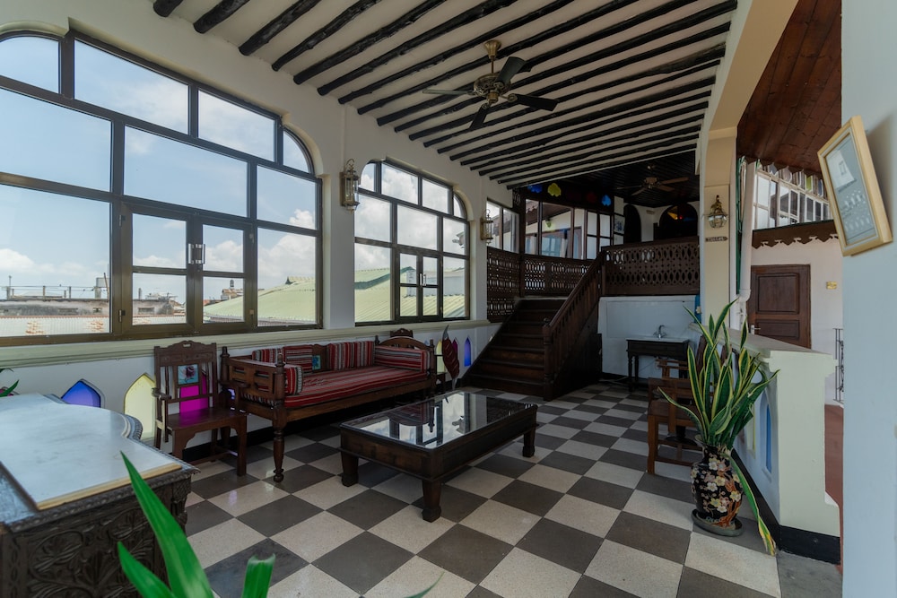 Dhow Palace Hotel 60/75