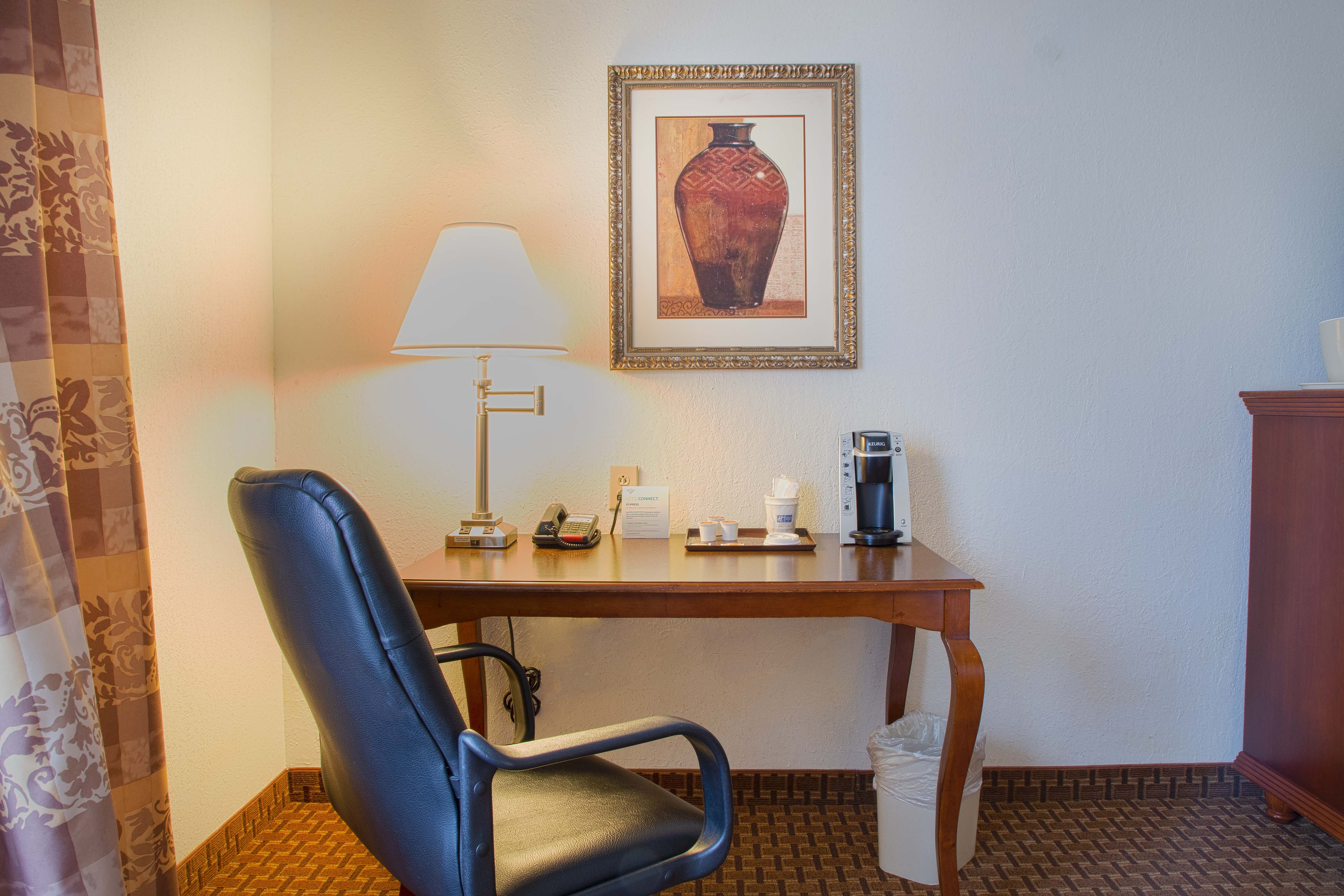 Holiday Inn Express Hotel And Suites Center Tx 13/76